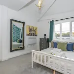 Chic Family Retreat In Heart Of - Pass The Keys Apartment