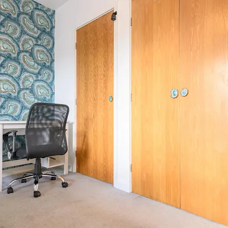 Chic Family Retreat In Heart Of Leeds