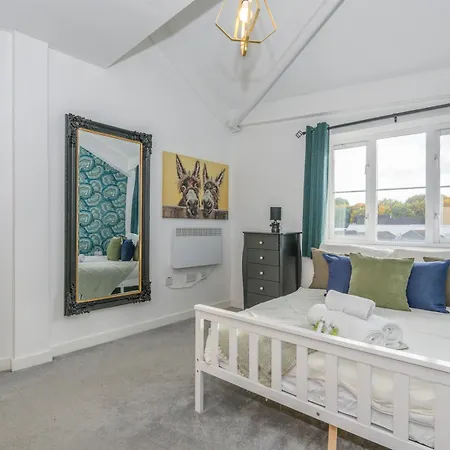 Chic Family Retreat In Heart Of - Pass The Keys Apartment