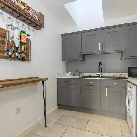 Chic Family Retreat In Heart Of - Pass The Keys * לידס