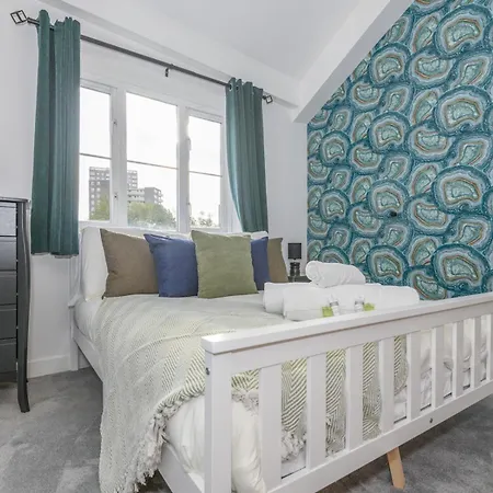 Chic Family Retreat In Heart Of Leeds