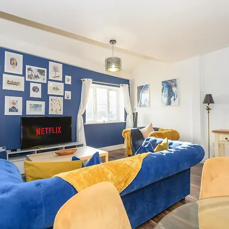 Apartment Chic Family Retreat In Heart Of Leeds