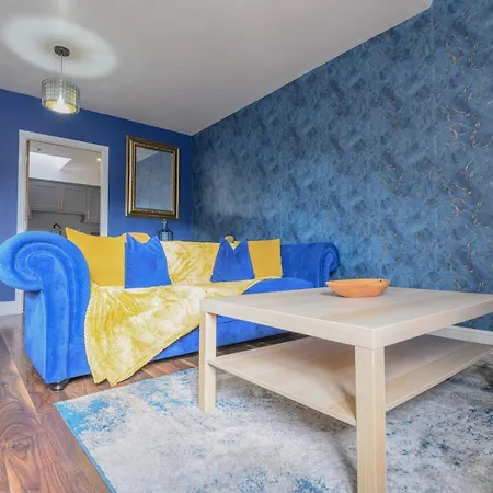 Chic Family Retreat In Heart Of Leeds