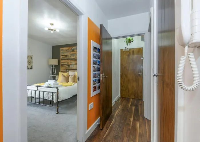 Apartment Chic Family Retreat In Heart Of - Pass The Keys *