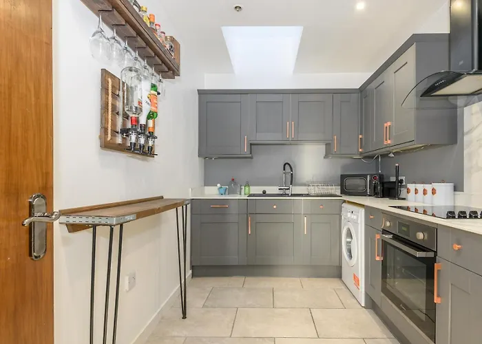 Апартаменты Chic Family Retreat In Heart Of - Pass The Keys *