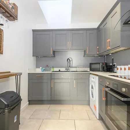 Chic Family Retreat In Heart Of - Pass The Keys * 利兹