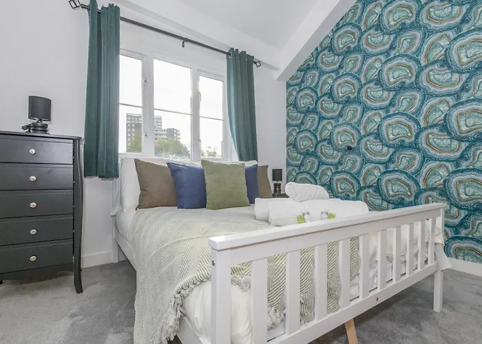 Chic Family Retreat In Heart Of - Pass The Keys